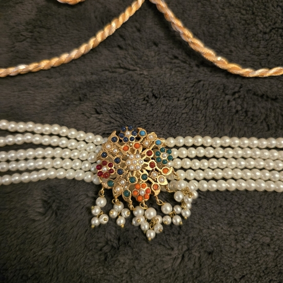 Elegant Pearl and Gold Jewelry Set. The earrings are with Sahara . - Picture 9 of 12